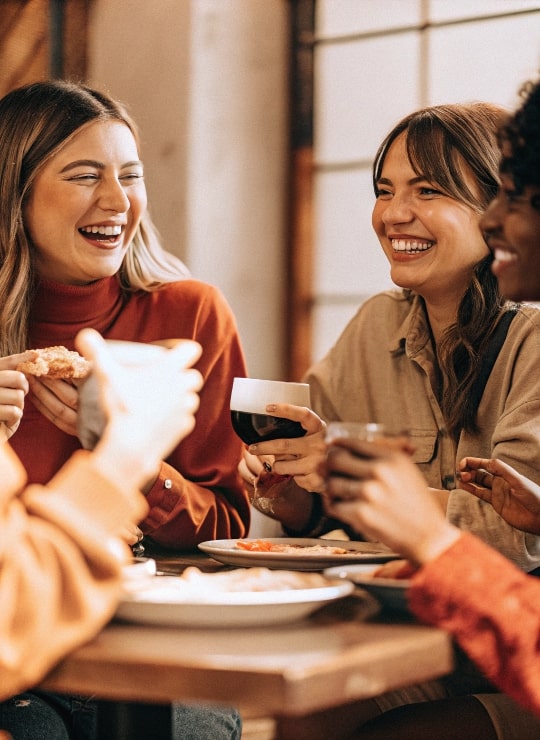 Casual friends dining (Klopa sa prijateljima)